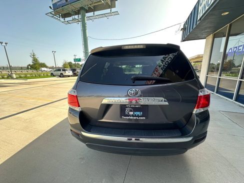 Used 2012 Toyota Highlander Limited w/ Tow Pkg FWD image 4