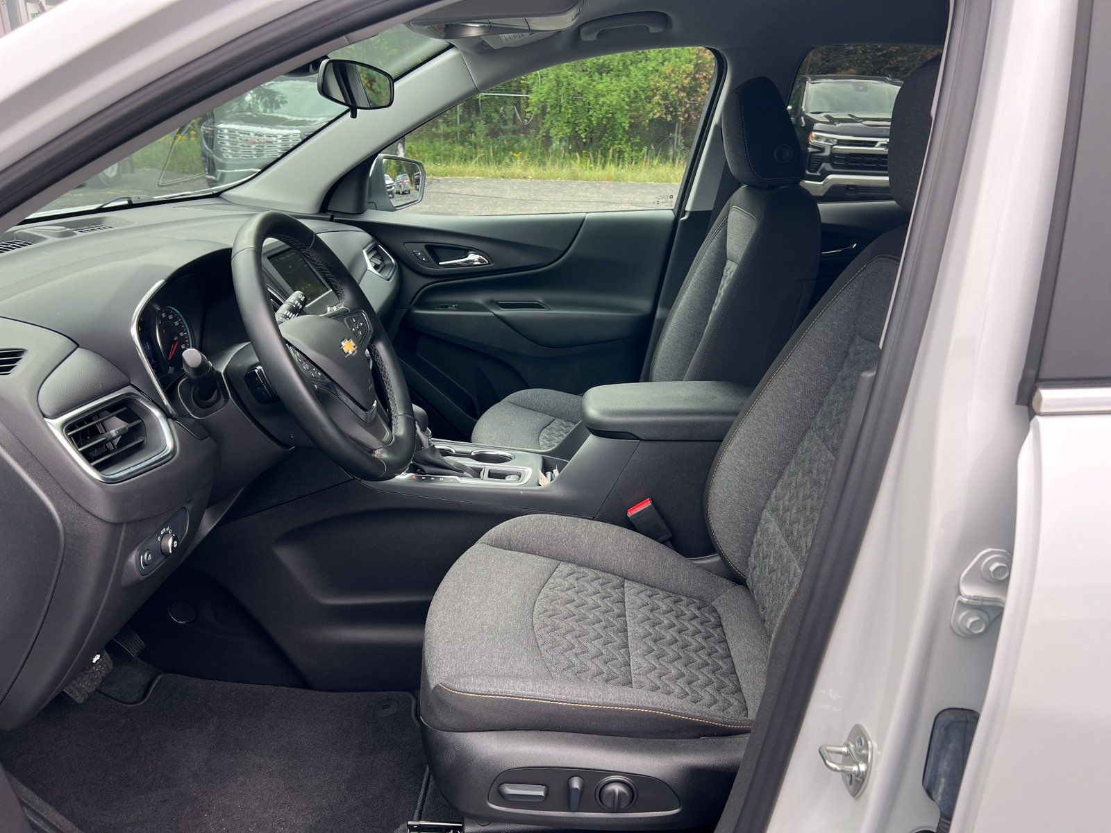 Used 2024 Chevrolet Equinox LT FWD image 3