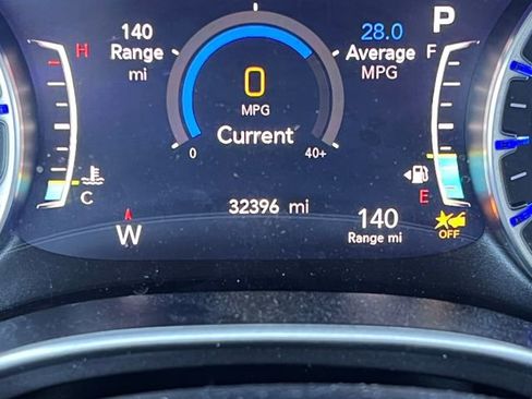 Used 2024 Chrysler Pacifica Touring-L FWD image 4