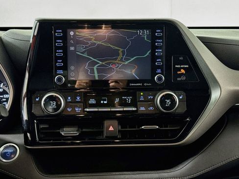 Used 2021 Toyota Highlander XLE AWD/4WD image 13