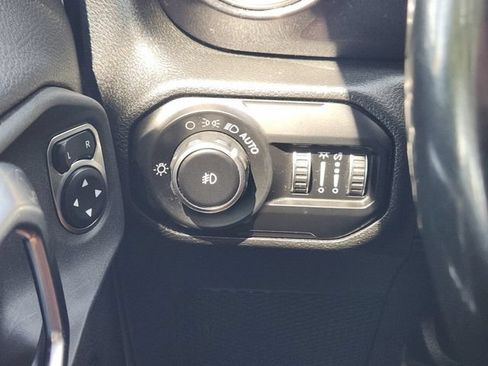 Used 2020 Jeep Wrangler Unlimited Sahara AWD/4WD image 22