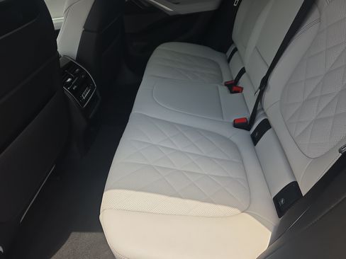 Used 2026 BMW X6 xDrive40i AWD/4WD image 13