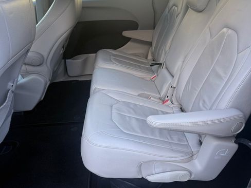 Used 2017 Chrysler Pacifica Touring-L w/ Tire & Wheel Group image 11