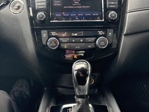 Certified 2019 Nissan Rogue SV image 9