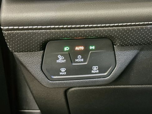 Used 2025 Volkswagen Atlas Cross Sport SE AWD/4WD image 17