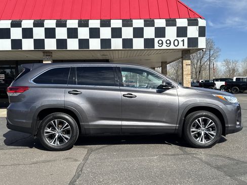 Used 2019 Toyota Highlander LE image 12