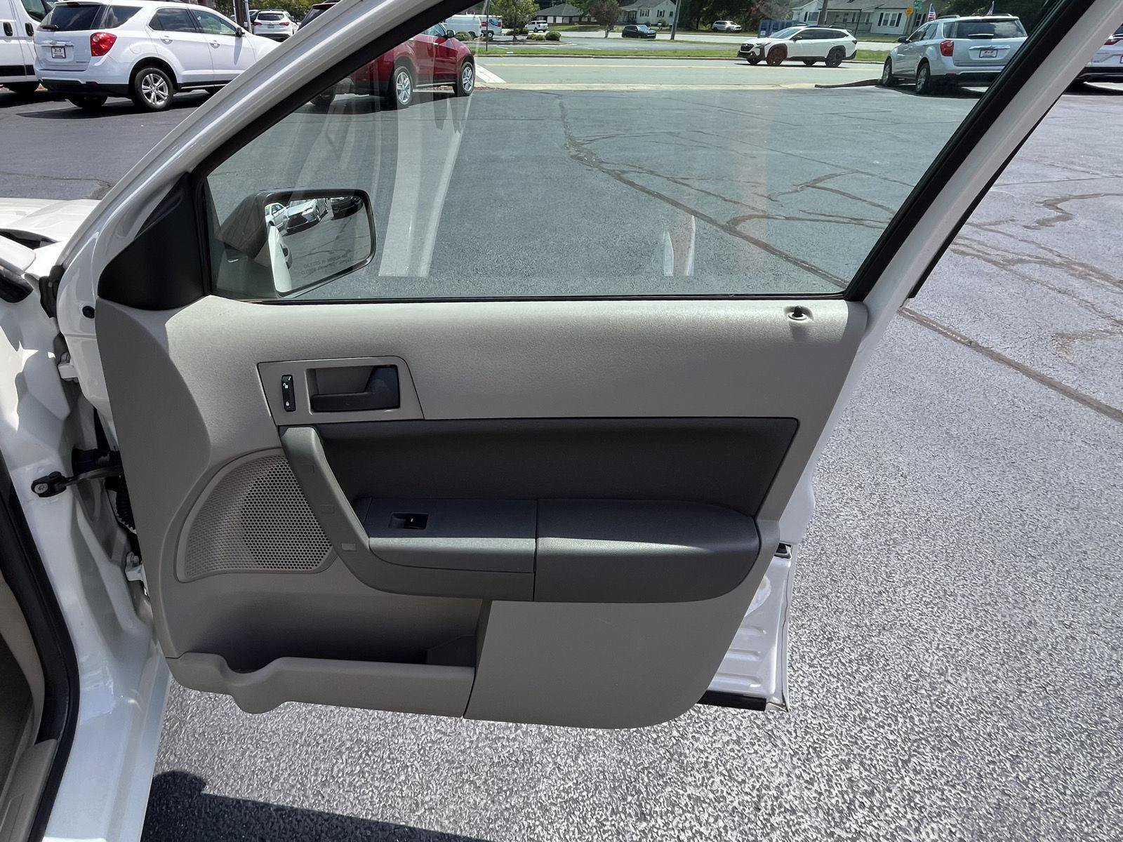 Used 2009 Ford Focus SE FWD image 28