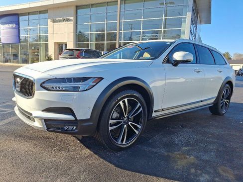 Used 2018 Volvo V90 T5 Cross Country w/ Convenience Package image 3
