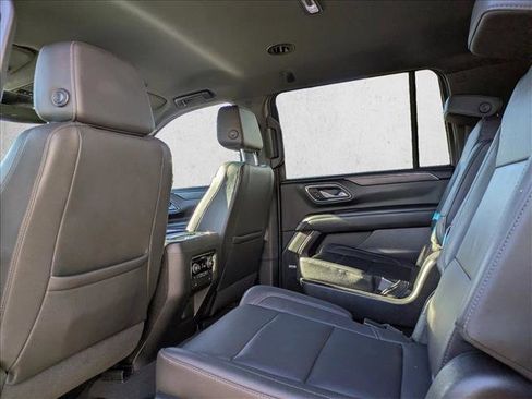 Used 2023 Chevrolet Suburban LT w/ Luxury Package image 13