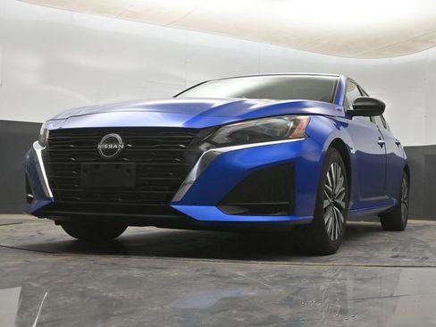 Used 2025 Nissan Altima 2.5 SV FWD image 11