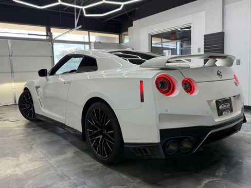 Used 2020 Nissan GT-R Premium AWD/4WD image 3