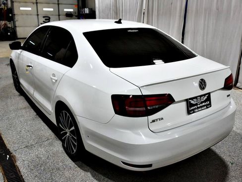 Used 2016 Volkswagen Jetta Sport FWD image 4