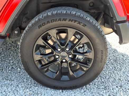Used 2025 Jeep Wrangler Unlimited Sahara AWD/4WD image 17