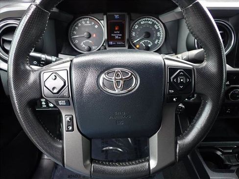 Used 2017 Toyota Tacoma TRD Off-Road w/ Premium & Technology Package AWD/4WD image 11