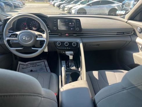 Used 2021 Hyundai Elantra SE FWD image 9