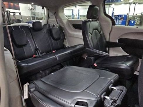 Used 2024 Chrysler Pacifica Touring-L image 38