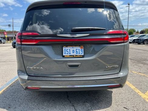 Used 2023 Chrysler Pacifica Limited FWD image 4