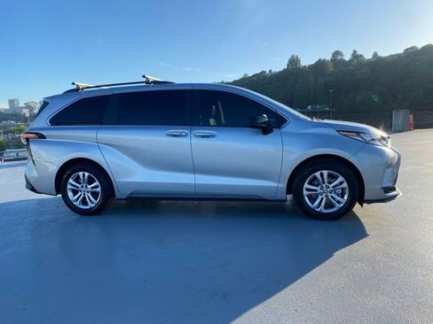 Used 2022 Toyota Sienna XSE w/ XSE Plus Package AWD/4WD image 2