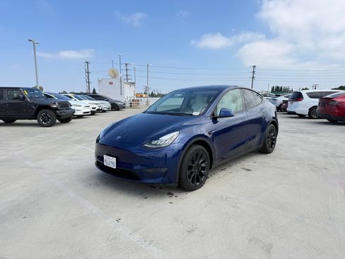 Used 2023 Tesla Model Y Long Range AWD/4WD image 1