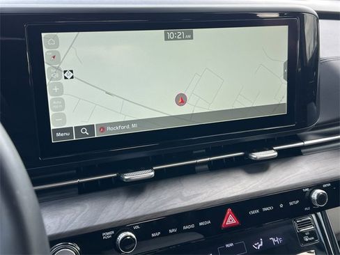 Used 2024 Kia Carnival EX image 23