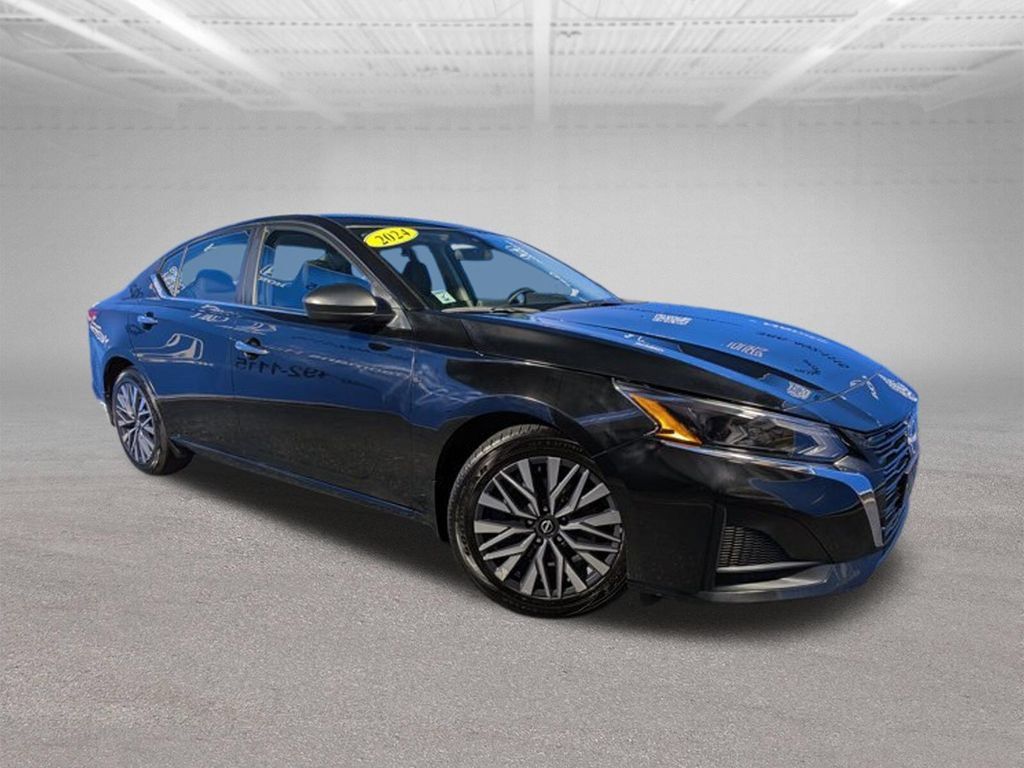 Used 2024 Nissan Altima 2.5 SV FWD image 3