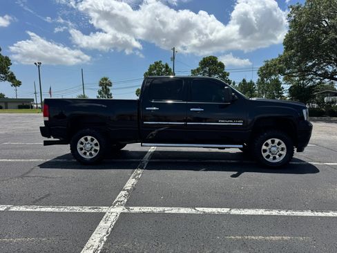 Used 2011 GMC Sierra 2500 Denali w/ Suspension Package, Off-Road AWD/4WD image 5