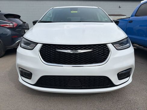 Used 2024 Chrysler Pacifica Touring-L image 2