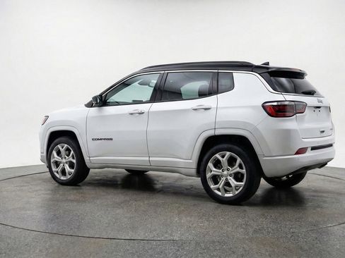 Used 2025 Jeep Compass Latitude image 6