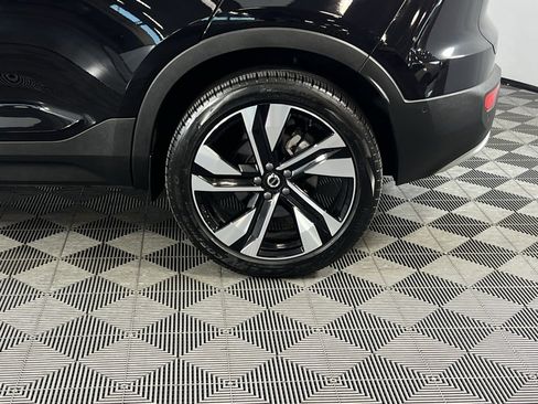 Used 2025 Volvo XC40 B5 Plus image 9