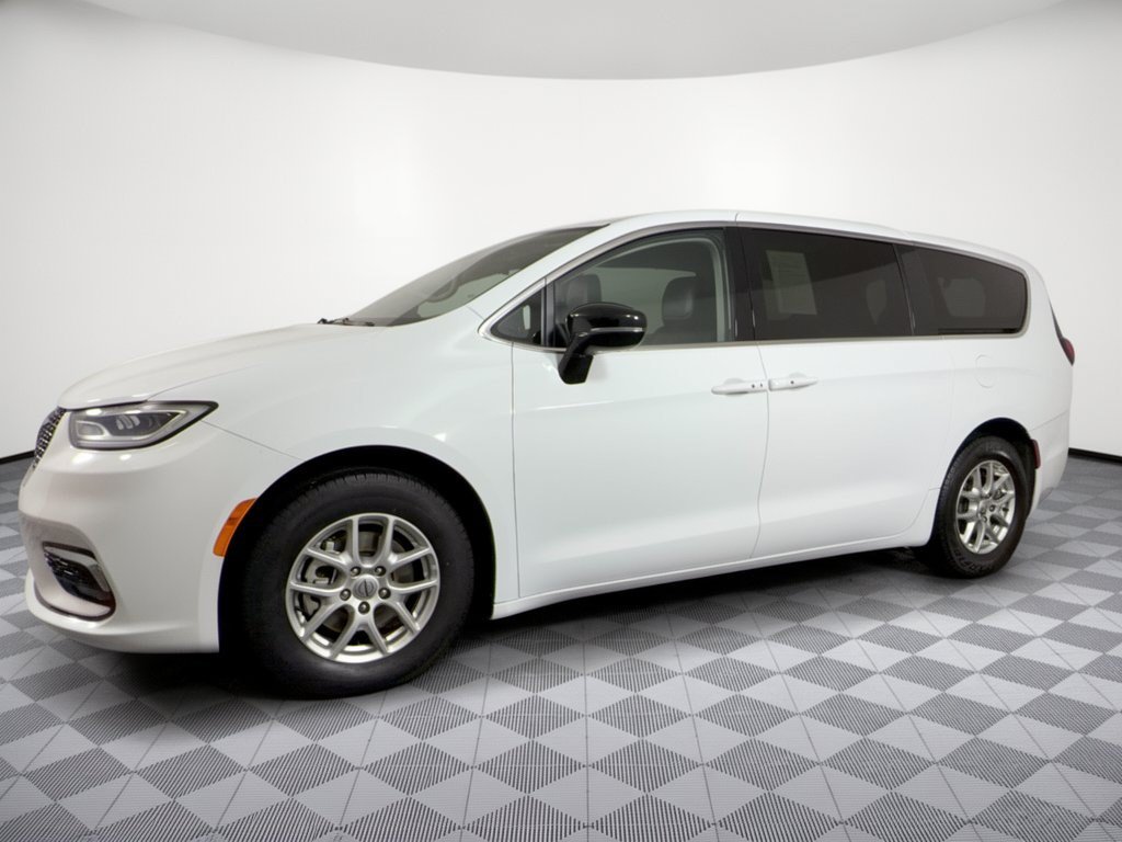 Used 2024 Chrysler Pacifica Touring-L FWD image 2