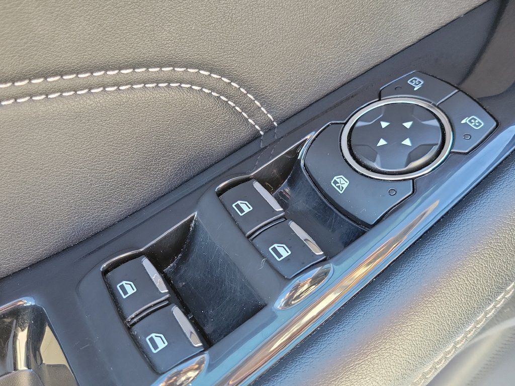 Used 2018 Ford Edge Titanium w/ Equipment Group 301A AWD/4WD image 19