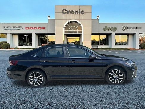 Used 2025 Volkswagen Jetta SE FWD image 2