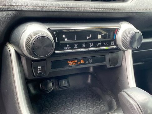 Used 2021 Toyota RAV4 LE FWD image 11