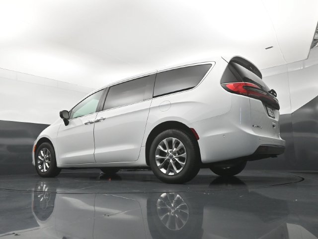 Used 2024 Chrysler Pacifica Touring-L AWD/4WD image 22
