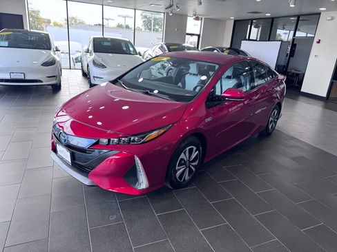Used 2017 Toyota Prius Prime Premium image 2
