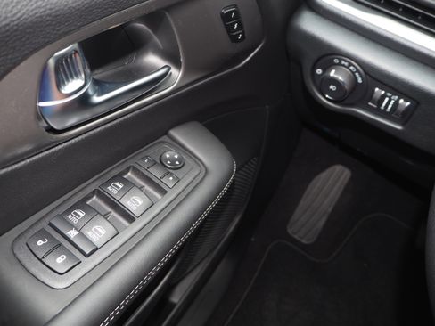 New 2025 Chrysler Pacifica Select w/ Uconnect Theater Family Group image 32