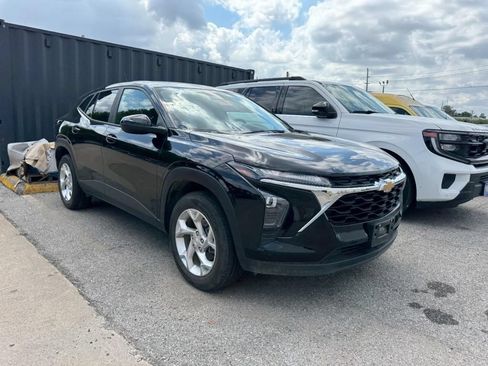Used 2025 Chevrolet Trax LS w/ LS Convenience Package FWD image 2