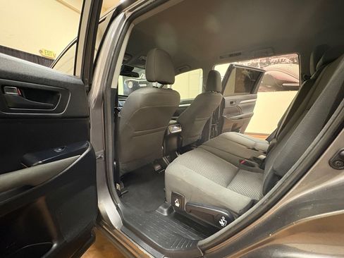 Used 2018 Toyota Highlander LE AWD/4WD image 17