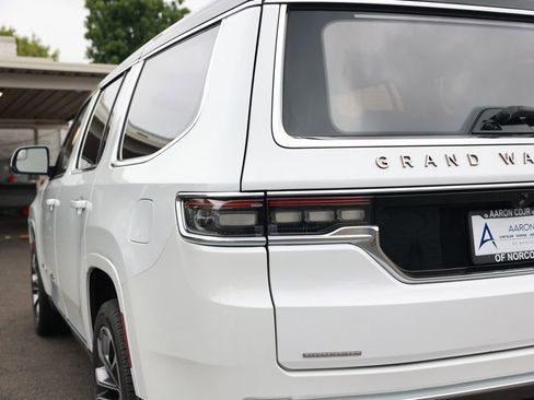 Used 2022 Jeep Grand Wagoneer Series III w/ Rear Seat Video Group 1 AWD/4WD image 13