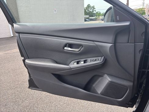 Used 2025 Nissan Sentra SV FWD image 18