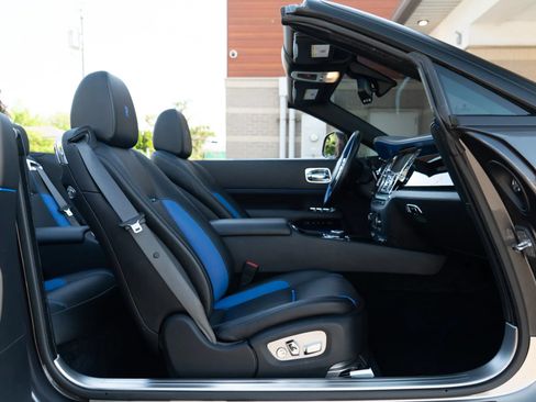Used 2017 Rolls-Royce Dawn RWD image 19