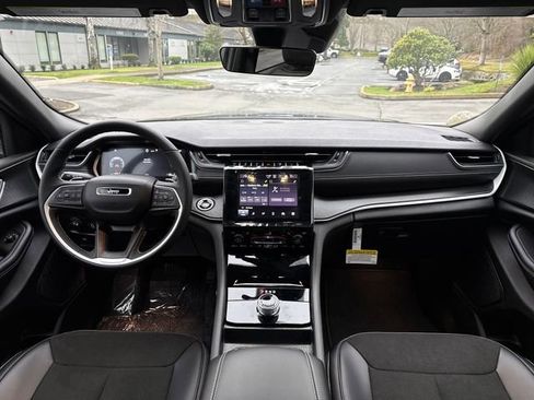 New 2025 Jeep Grand Cherokee Altitude image 11