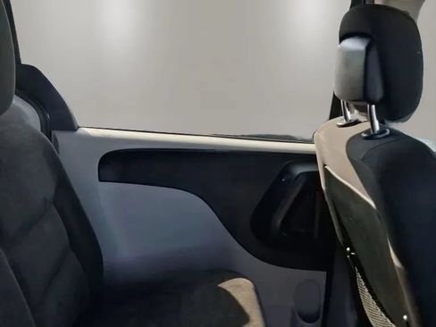 Used 2018 Dodge Grand Caravan SE w/ UConnect Hands-Free Group FWD image 26