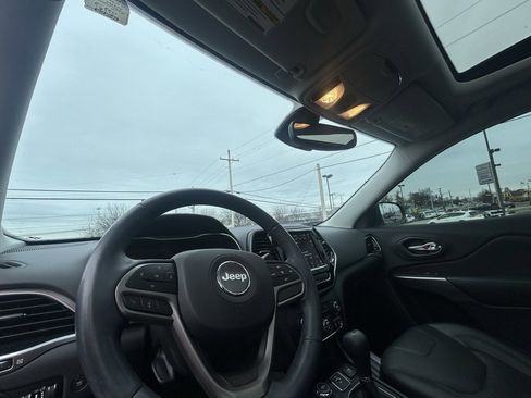 Used 2019 Jeep Cherokee Limited image 16