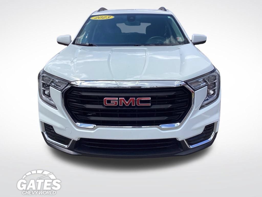 Used 2023 GMC Terrain SLE w/ Driver Convenience Package FWD image 2