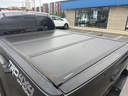 Used 2020 Toyota Tacoma TRD Off-Road w/ Technology Package AWD/4WD image 21