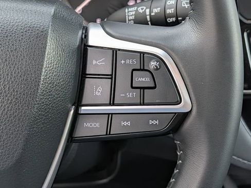 Used 2023 Toyota Highlander XLE image 21