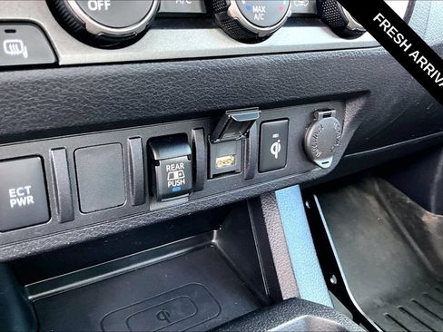Used 2020 Toyota Tacoma TRD Off-Road AWD/4WD image 18