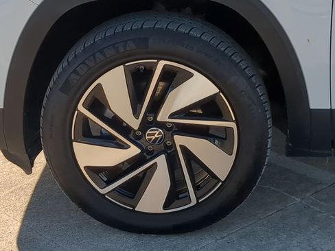 Used 2024 Volkswagen Atlas SE image 11