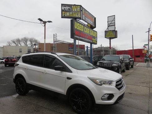 Used 2017 Ford Escape SE w/ Equipment Group 201A image 3